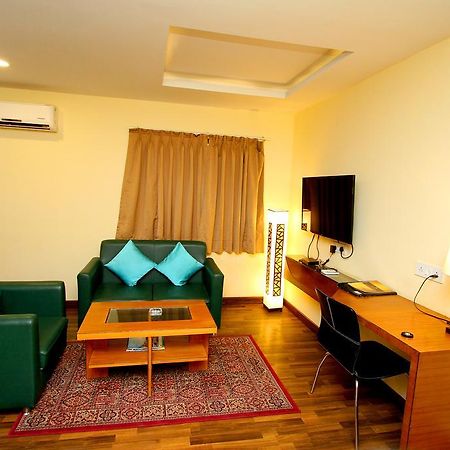 Hotel Crestwood Καλκούτα Εξωτερικό φωτογραφία