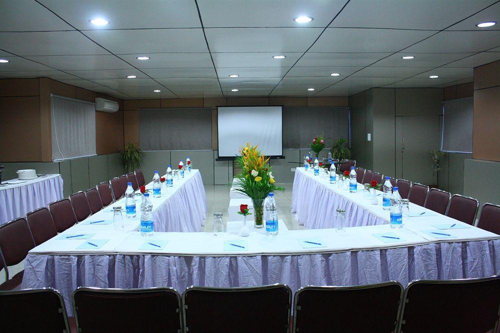 Hotel Crestwood Καλκούτα Εξωτερικό φωτογραφία