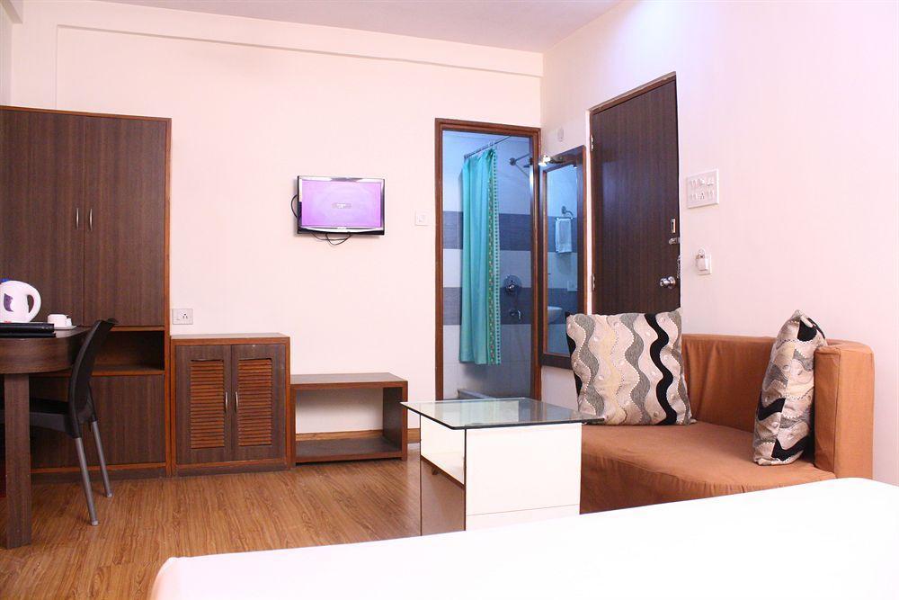 Hotel Crestwood Καλκούτα Εξωτερικό φωτογραφία