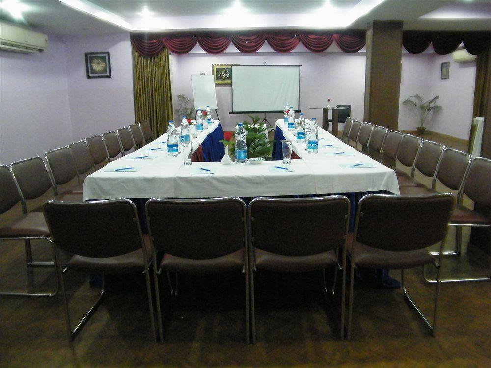 Hotel Crestwood Καλκούτα Εξωτερικό φωτογραφία