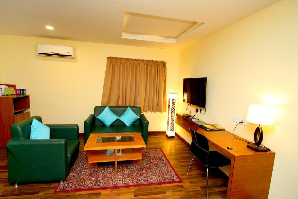 Hotel Crestwood Καλκούτα Εξωτερικό φωτογραφία