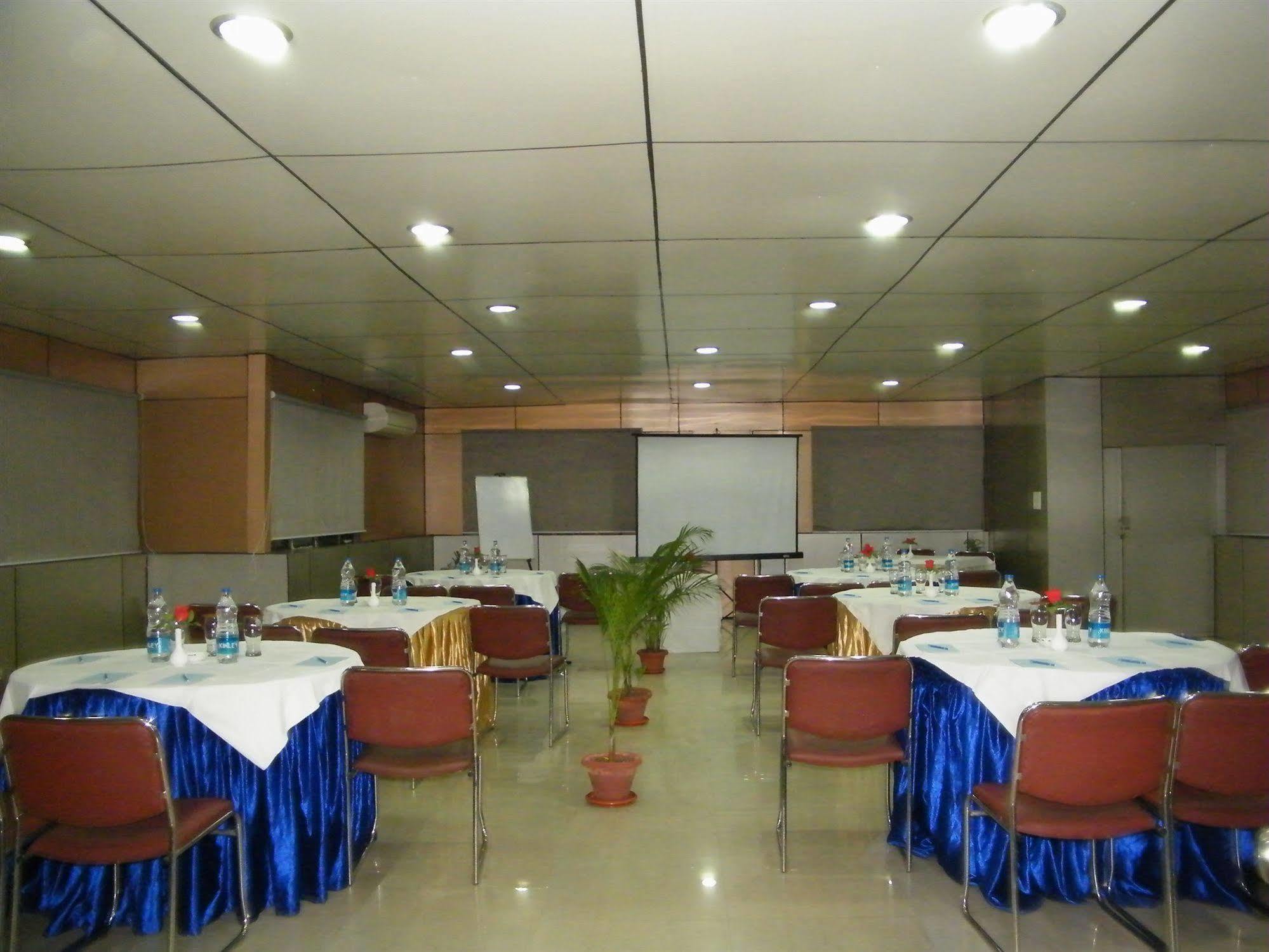 Hotel Crestwood Καλκούτα Εξωτερικό φωτογραφία