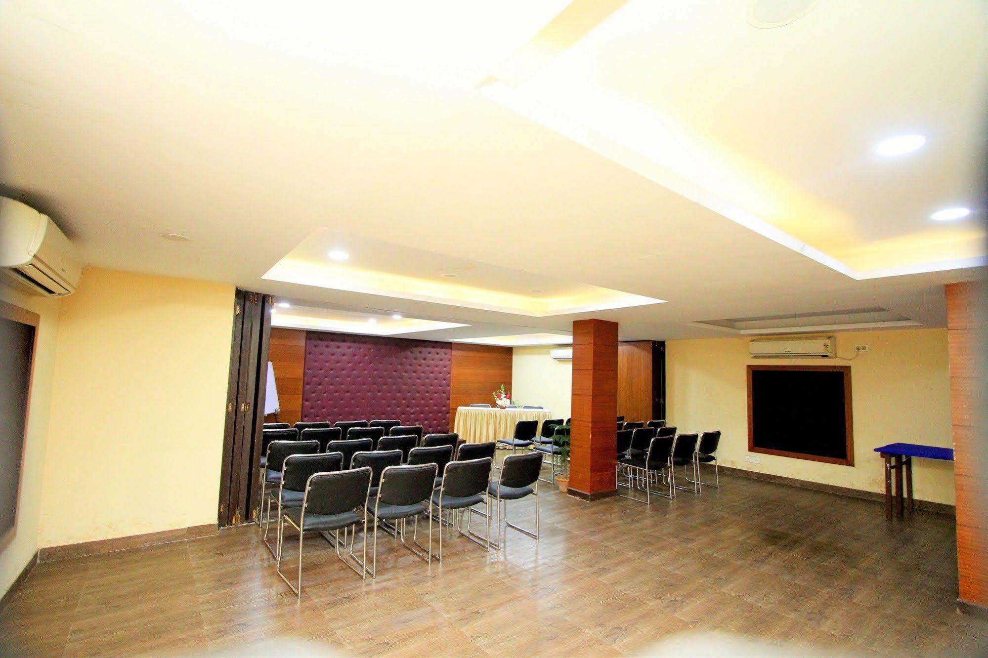 Hotel Crestwood Καλκούτα Εξωτερικό φωτογραφία