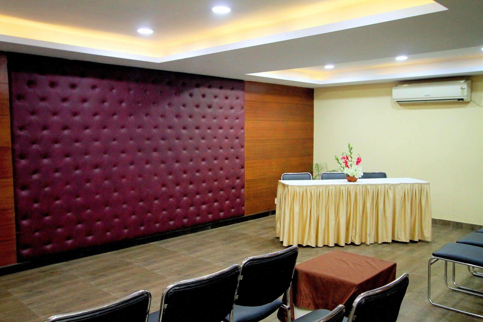Hotel Crestwood Καλκούτα Εξωτερικό φωτογραφία